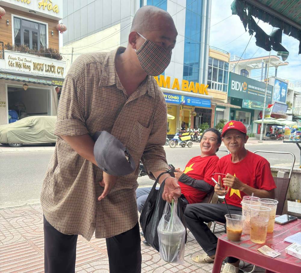 Cu ong an xin, khuyet tat ghe vao diem tiep nhan va gui 50.000 dong ung ho dong bao bao lu. Anh: Pham Duy 