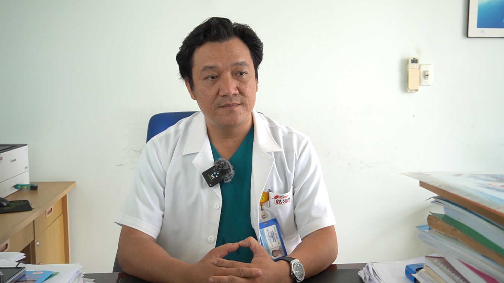 BSCKII Nguyen Canh Viet - Pho Giam doc phu trach Trung tam y te khu vuc Hai Chau trao doi voi Bao Lao dong ve viec trien khai benh an dien tu. Anh: Tran Thi