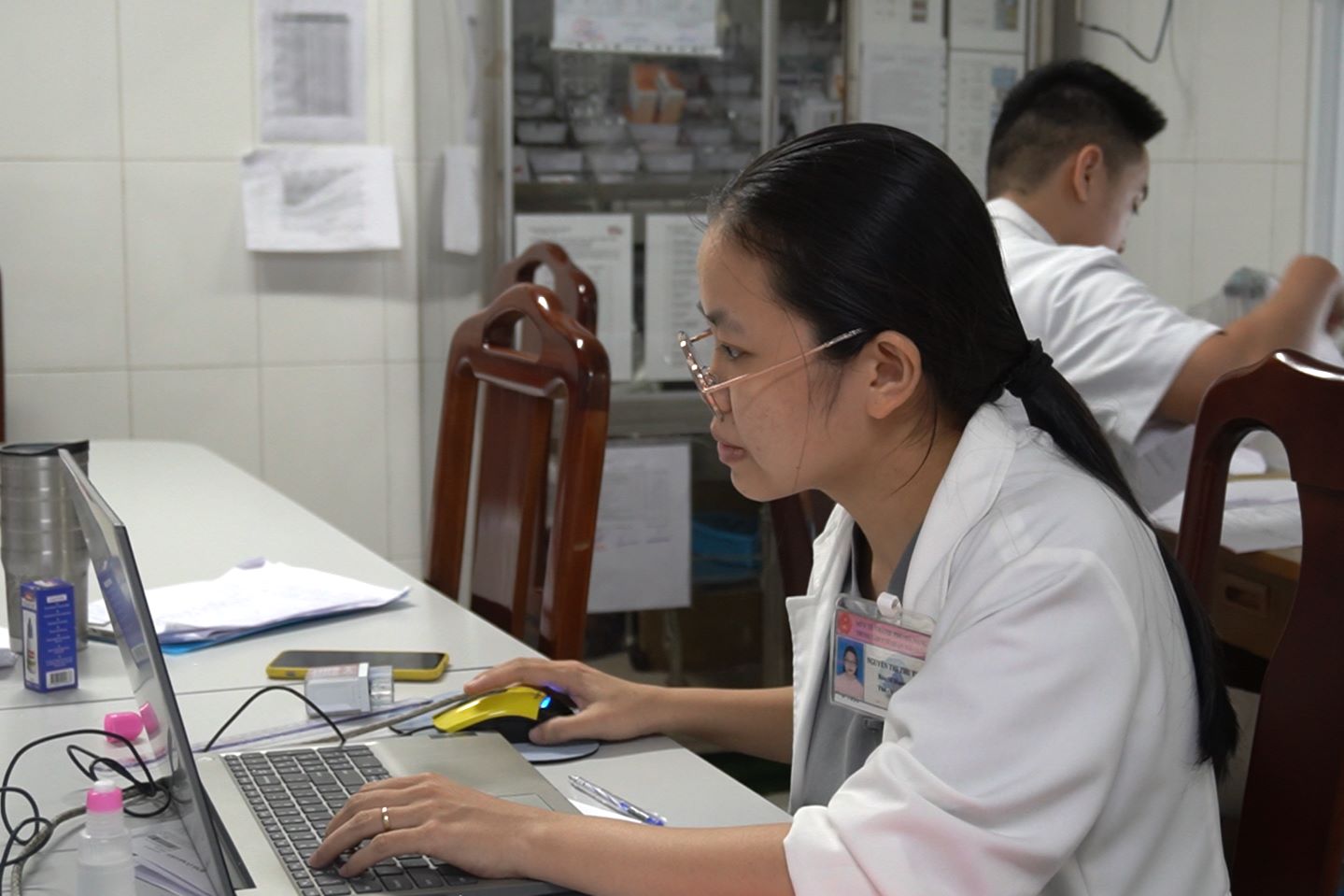 Bac si, nhan vien y te vua cham soc benh nhan, vua lam, vua hoc trien khai benh an dien tu. Anh: Tran Thi