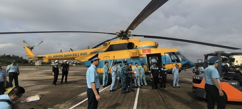 랑선 홍수 피해 지역 주민들을 구조하기 위해 이륙하는 헬리콥터. 사진: Truong Son
