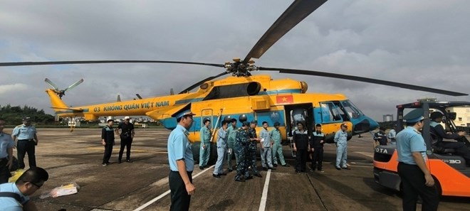 Hubschrauber werfen Hilfsgüter für Tausende isolierte Haushalte bei Überschwemmungen in Lang Son ab