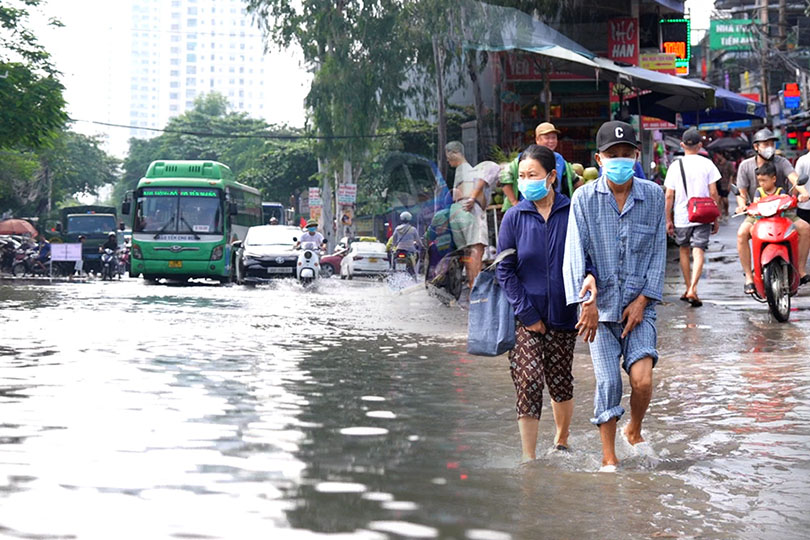Flooded in front of the gate of K Hospital, patient struggled to wade through water to get into and out of the hospital