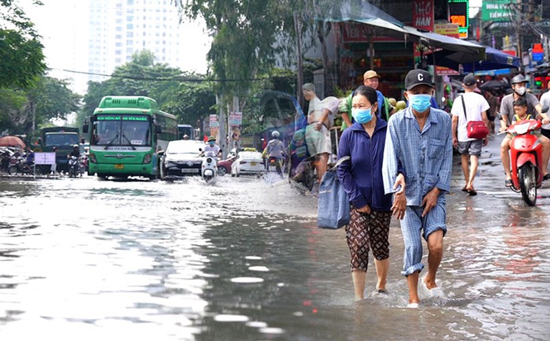 Flooded in front of the gate of K Hospital, patient struggled to wade through water to get into and out of the hospital