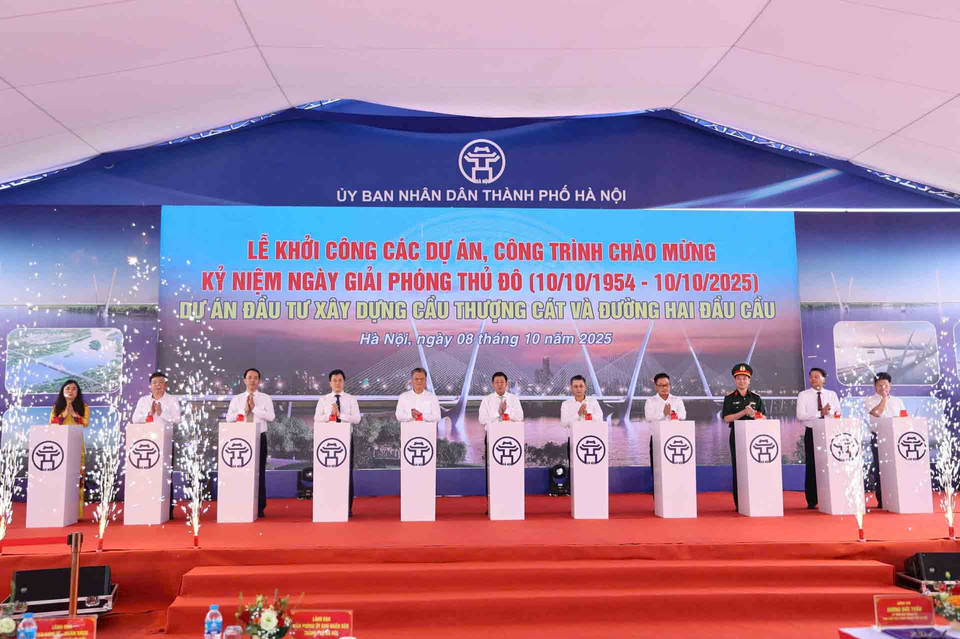 대표들이 기공식을 거행하고 있습니다. 사진: 뚜언르엉