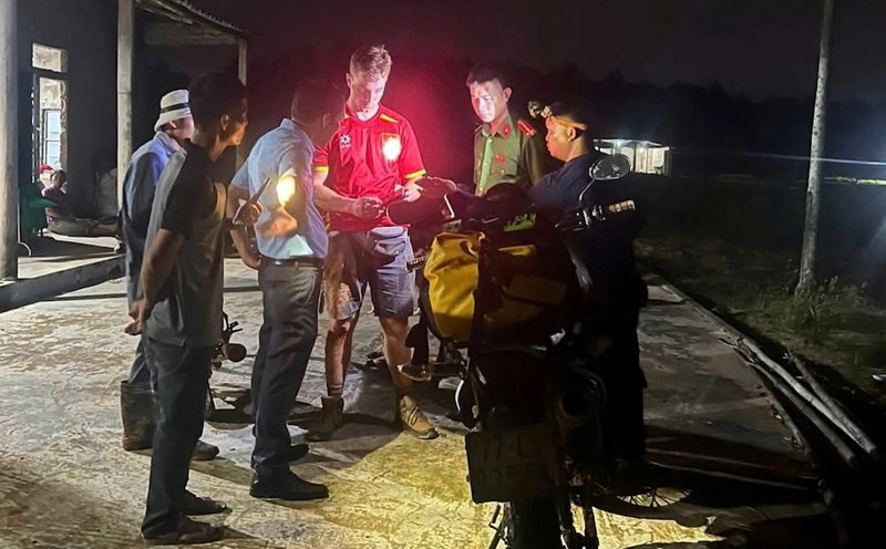 The two Dutch tourists were rescued by Con Tien Commune Police when they got lost in the forest. Photo: Con Tien Commune Police