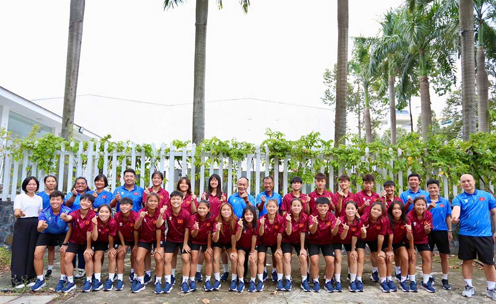Vietnam U17 Women's Team was encouraged by VFF leaders before the 2026 U17 Asian qualifiers. Photo: VFF