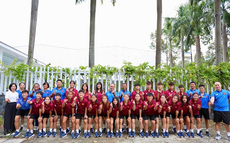 Vietnam U17 Women's Team was encouraged by VFF leaders before the 2026 U17 Asian qualifiers. Photo: VFF