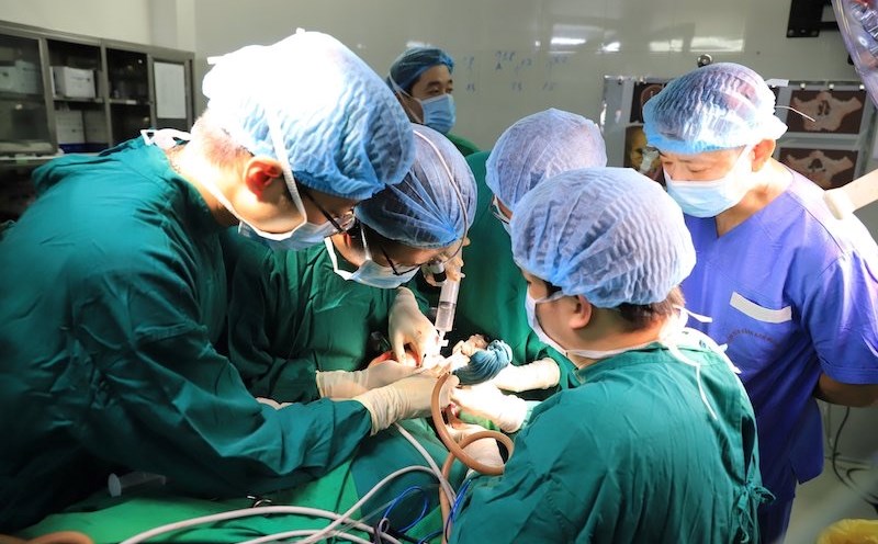 It is expected that surgical and procedures allowances will be revised in a more comprehensive direction. Not only doctors, but also technicians, nurses, delivery staff, and surgical support staff are all eligible. Photo: Thuy Linh