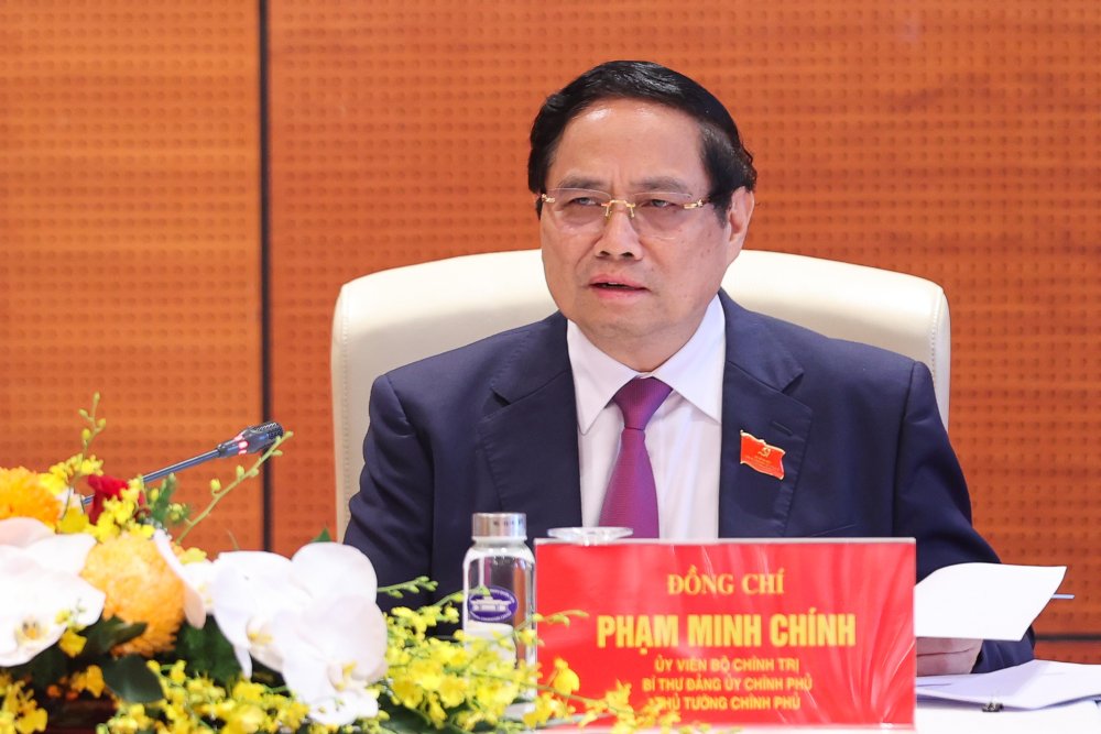 Politburo member and Prime Minister Pham Minh Chinh mentioned the bold assignment of private enterprises to participate in investing and constructing large infrastructure projects at the discussion session on the afternoon of October 12. Photo: Hai Nguyen