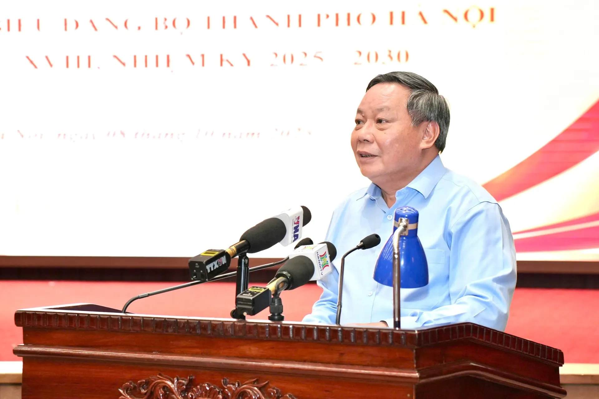 Pho Bi thu Thuong truc Thanh uy Nguyen Van Phong chu tri p