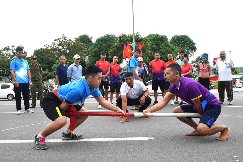 Thi dau day gay noi dung nam. Anh: Truong Son