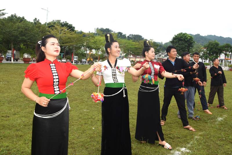 Van dong vien tham gia phan thi tung con. Anh: Truong Son