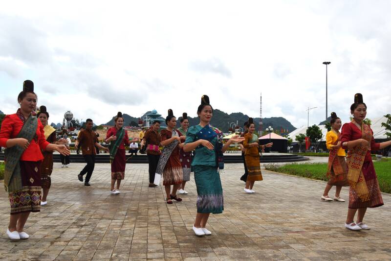 Trich doan mua trong Le ” Khau ho” cua dan toc Lao, xa Sop Cop trong chuong trinh lien hoan nghe thuat. Anh: Truong Son