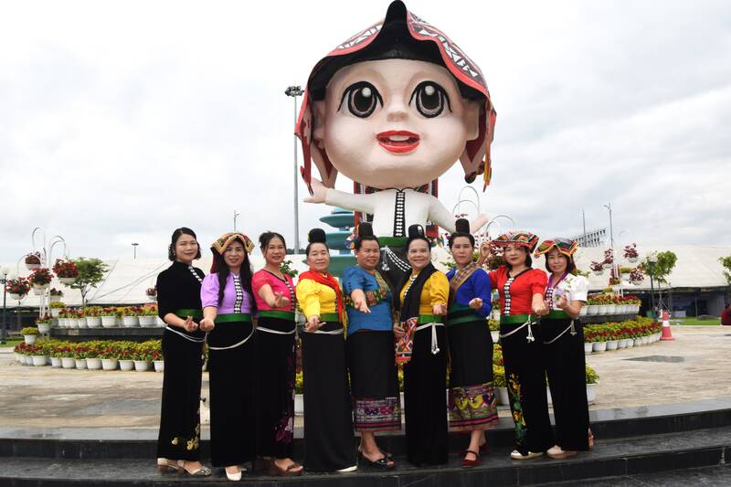 Thai girls' mascot serves people and tourists at the Son La Province Ethnic Culture Festival. Photo: Truong Son