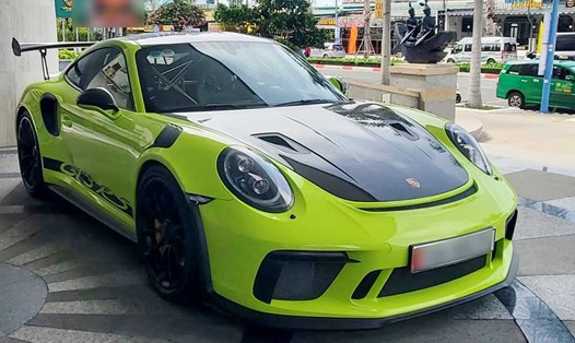 Doanh nhân TPHCM cầm lái siêu xe Porsche 911 GT3 RS màu xanh Acid Green nổi bật trên phố. Ảnh: Nguyễn Nghĩa