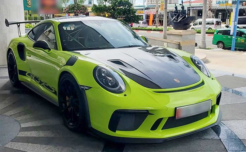 A businessman in Ho Chi Minh City drives the blue Porsche 911 GT3 RS Acid Green outstandingly on the street. Photo: Nguyen Nghia