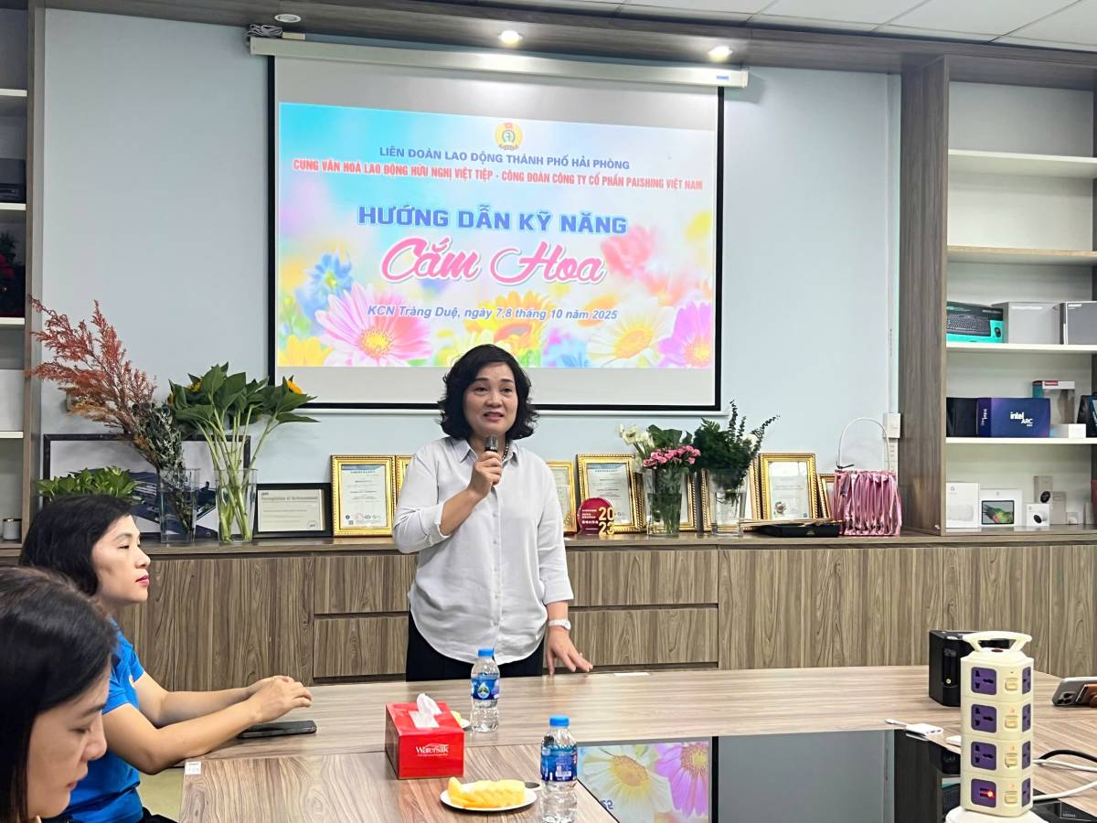 Lanh dao Cung Van hoa Lao dong huu nghi Viet Tiep phat bieu khai mac lop cam hoa nghe thuat. Ảnh: Mai Dung