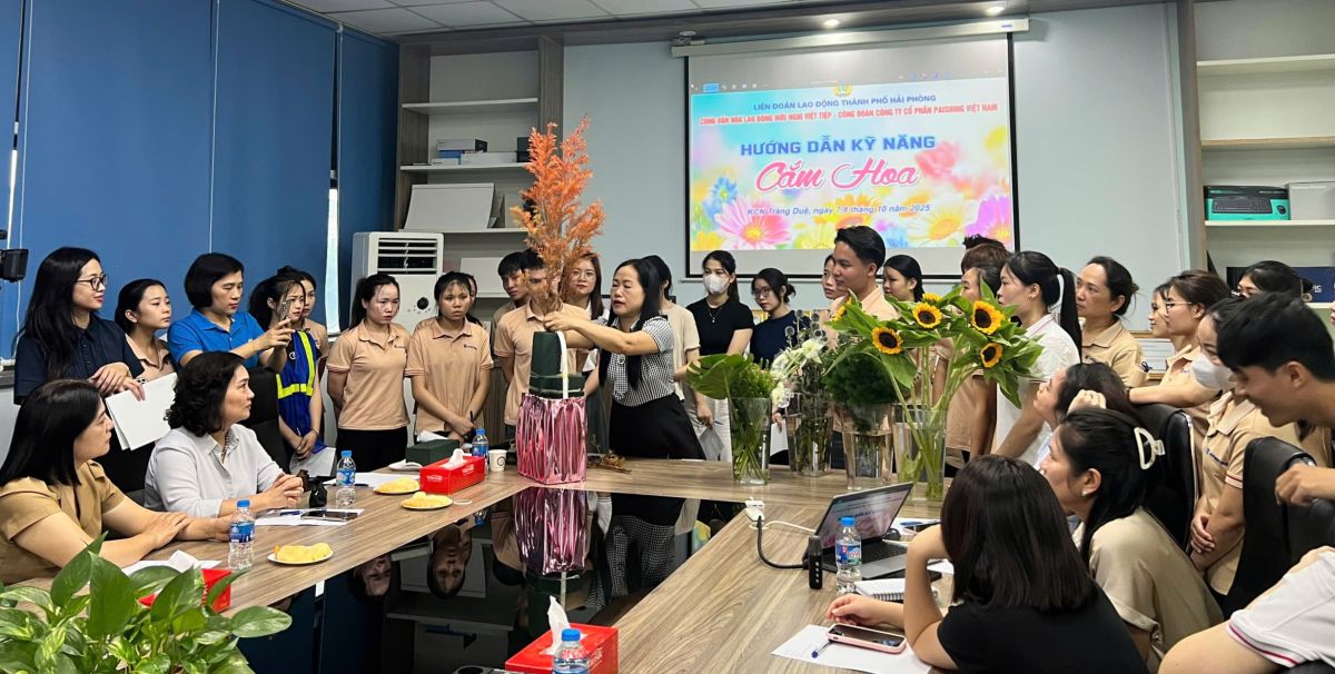 Lớp dạy cắm hoa cho công nhân lao động ở Hải Phòng. Ảnh: Cung văn hóa