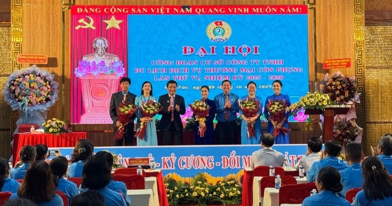 Le Comite executif du syndicat de base de la societe a responsabilite limitee de tourisme et de services commerciaux Con Phung pour le mandat 2025-2030 presente le Congres. Photo : Hoang Loc