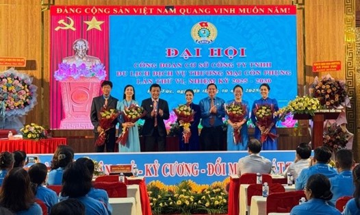 Ban Chấp hành CĐCS Công ty TNHH Du lịch Dịch vụ Thương mại Cồn Phụng nhiệm kỳ 2025-2030 ra mắt Đại hội. Ảnh: Hoàng Lộc
