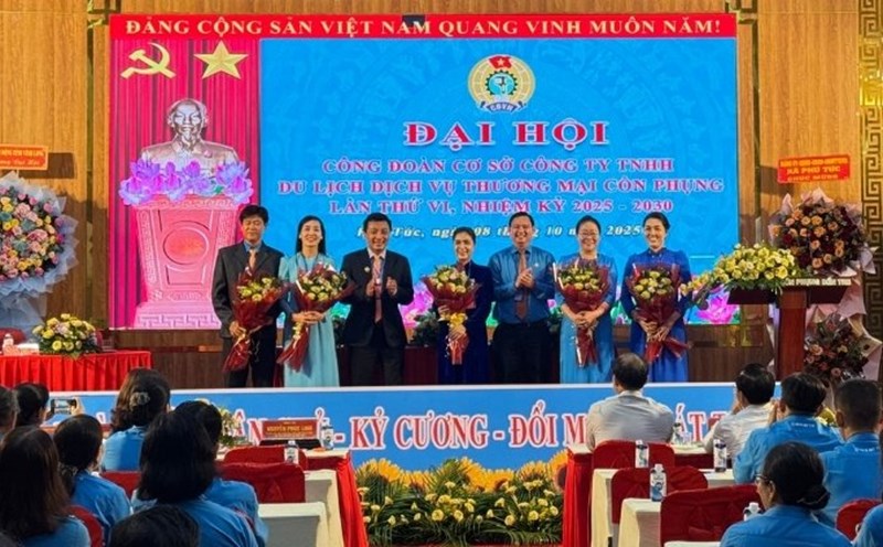 The Executive Board of the Trade Union of Con Phung Tourism and Trade Service Company Limited for the 2025-2030 term launched the Congress. Photo: Hoang Loc