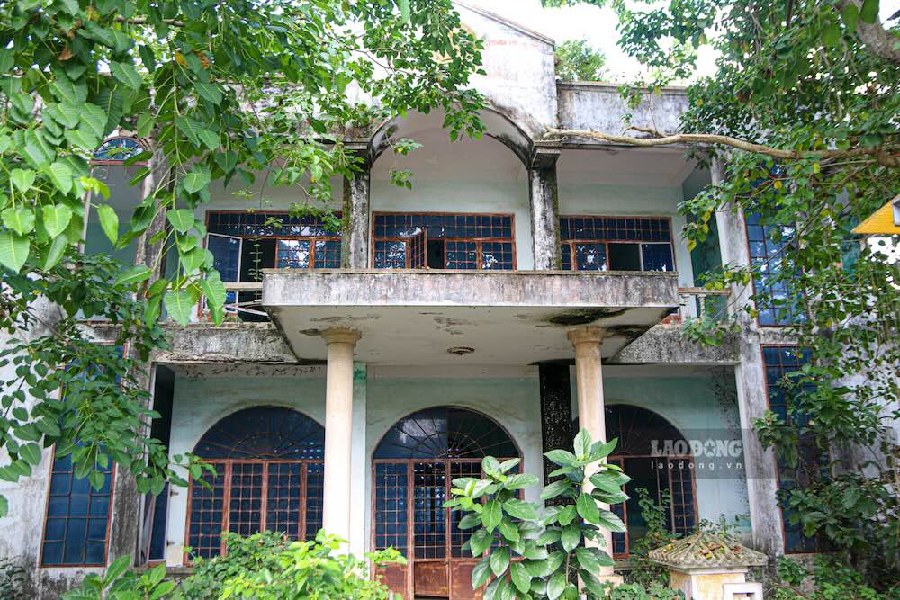 Hon 15 nam qua, tren Quoc lo 49 doan di qua phuong My Thuong (TP Hue) ton tai hang loat tru so tung la noi lam viec cua cac co quan Nha nuoc thuoc huyen Phu Vang cu, nay bo hoang, xuong cap nghiem trong. 