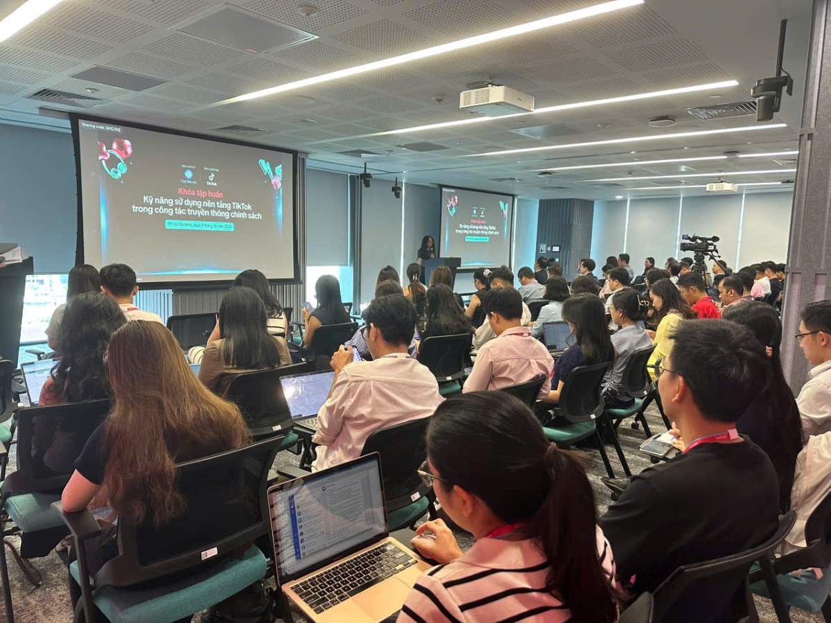 Vista del curso de capacitacion en habilidades para utilizar la plataforma TikTok en el trabajo de comunicacion y politica en la mañana del 8 de octubre. Foto: Thuy Duong