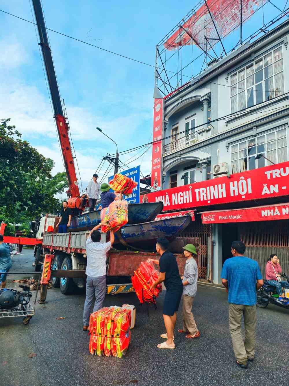 Ao phao, nuoc uong va nhu yeu pham duoc van chuyen len cho ba con vung lu. Anh: Hop tac xa Dich vu Du lich Chua Huong
