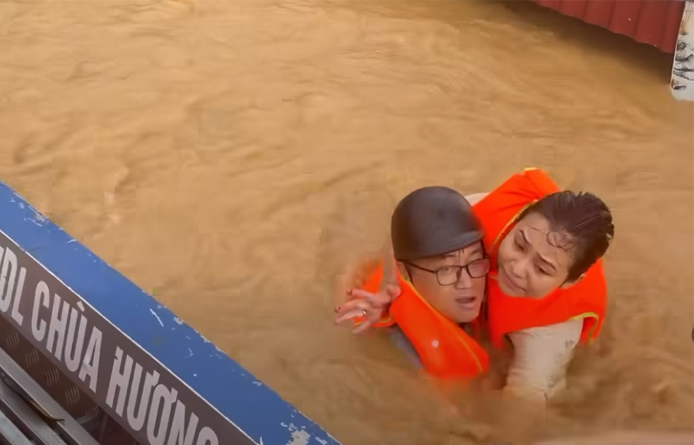 Doi thuyen du lich Chua Huong toa di cac vung lu cuu tro nguoi dan. Anh cat tu video