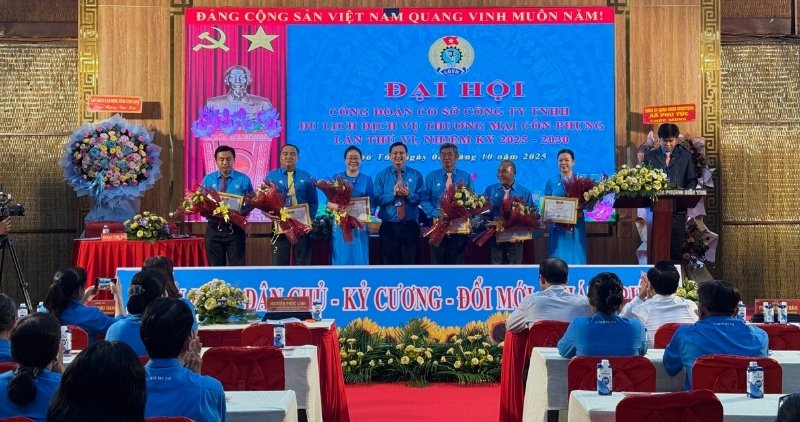 Remise de la medaille commemorative 'Pour la cause de la construction de l'organisation syndicale' a 6 membres syndicaux. Photo : Hoang Loc