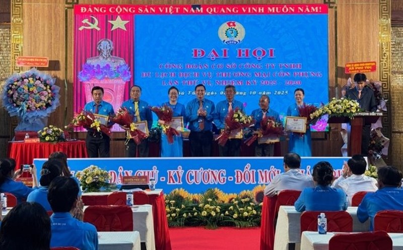 Awarding the "For the cause of building the Trade Union organization" Medal to 6 union members. Photo: Hoang Loc