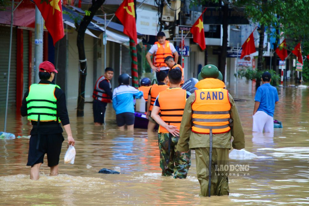 Luc luong chuc nang duoc huy dong ho tro cac khu vuc bi ngap trong lu. Anh: Nguyen Hoan.