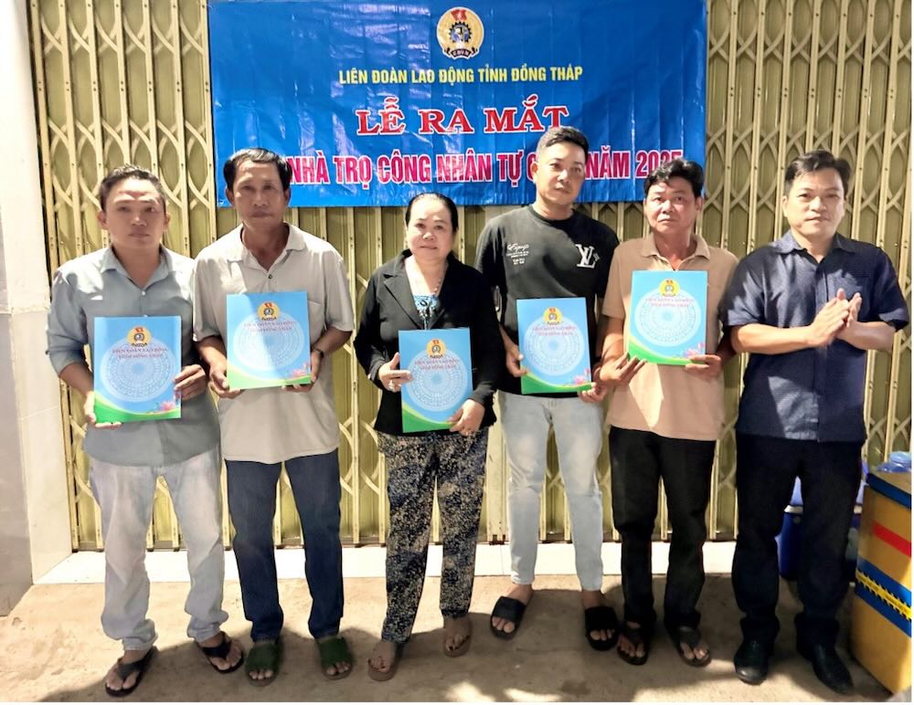 Lanh dao UBND xa Tan Huong trao Quyet dinh thanh lap To cong nhan tu quan va To hoa giai Nhut Duy. Anh: Luu Hung.