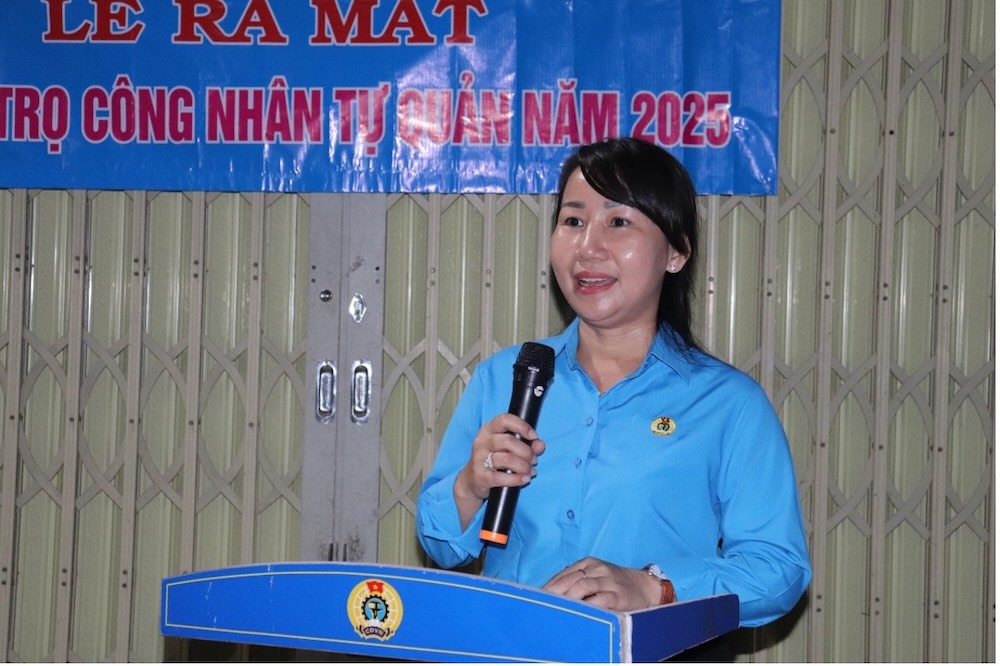 Ba Ngo Thi Thuy Trang, Pho Chu tich Lien doan Lao dong tinh phat bieu tai le ra mat khu nha tro cong nhan tu quan. Anh: Luu Hung.