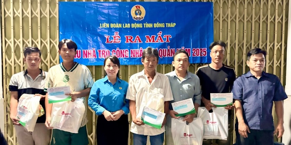 Lanh dao LDLD tinh, UBND xa Tan Huong trao qua cho cong nhan kho khan. Anh: Luu Hung.