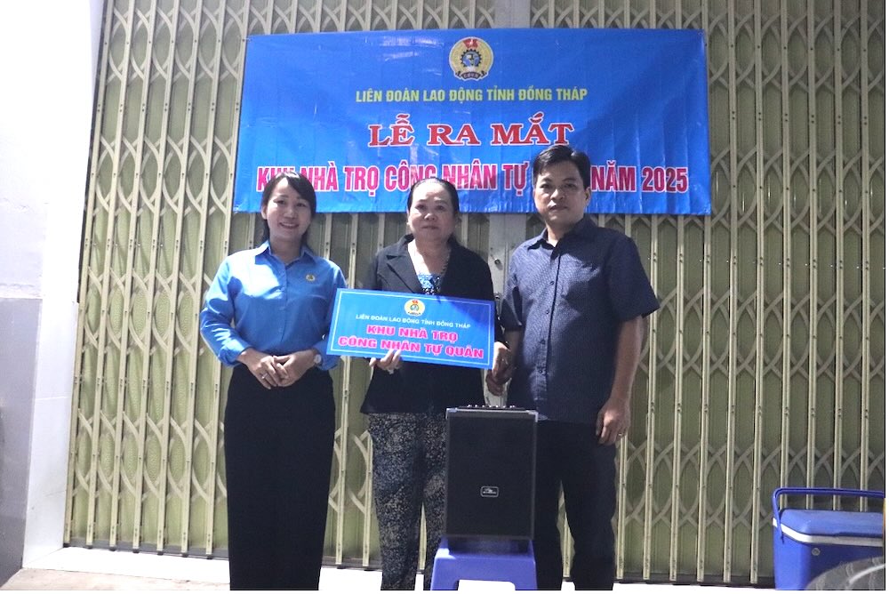 Lanh dao LDLD tinh, Uy ban nhan dan xa Tan Huong tang qua cho khu nha tro cong nhan tu quan. Anh: Luu Hung.