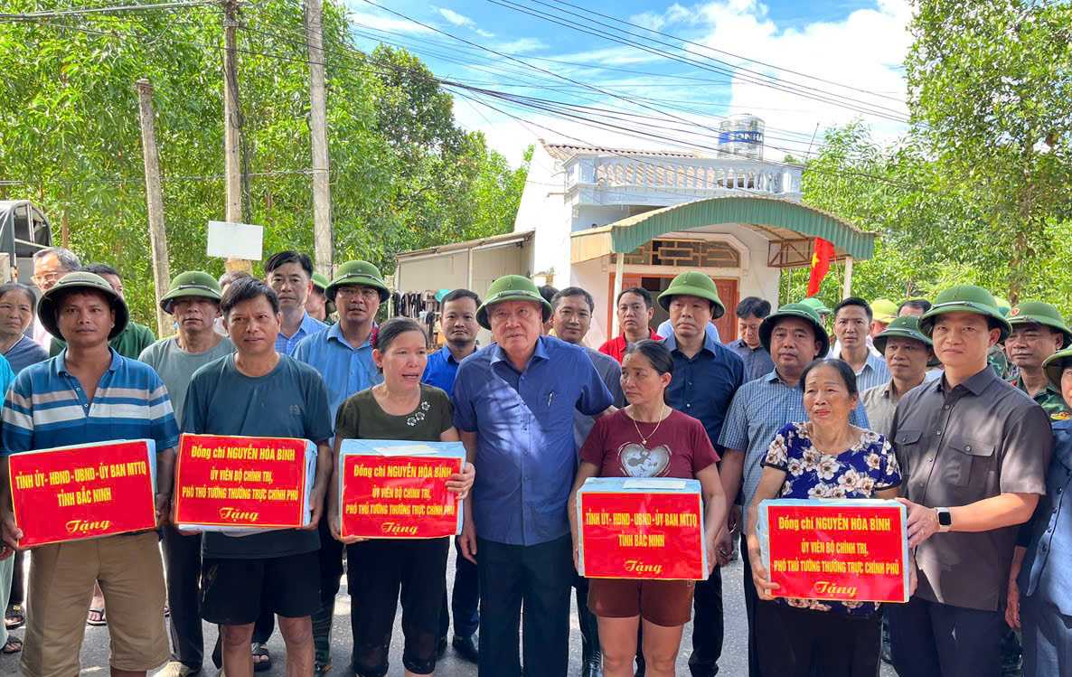 Pho Thu tuong Thuong truc Chinh phu Nguyen Hoa Binh tang qua cho nguoi dan vung lu lut tai Bac Ninh. Anh: VGP  