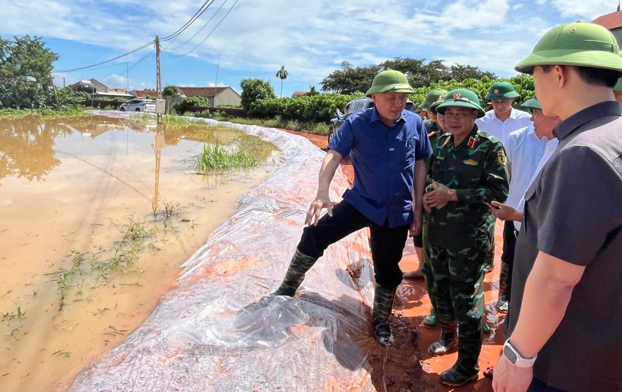 Pho Thu tuong Thuong truc Chinh phu Nguyen Hoa Binh thi sat tinh hinh ngap lut tai xa Phuc Hoa do nuoc song Thuong len cao. Anh: VGP  