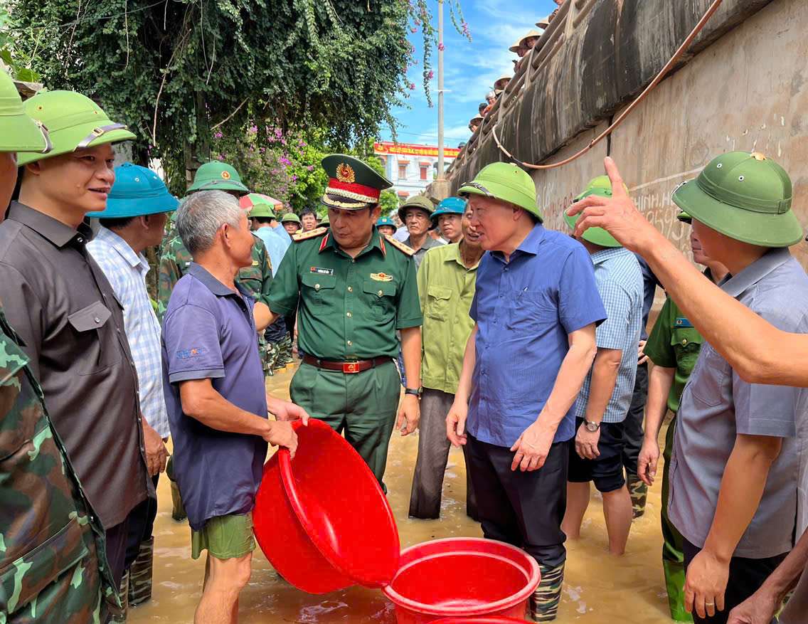 Permanent Deputy Prime Minister Nguyen Hoa Binh visited and encouraged people in the flooded area due to broken dykes in Tien Luc commune, Bac Ninh. Photo: VGP