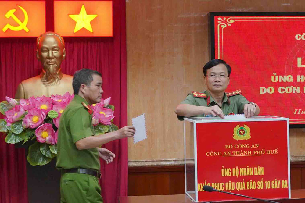 후에시 경찰이 홍수 피해 지역 주민들을 지원하기 위해 기부금을 모금하고 있습니다. 사진: Tran Hong