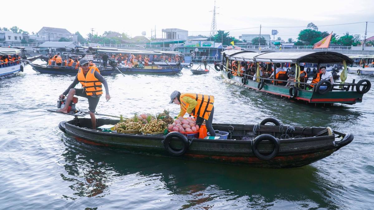 Tourists visit and shop at Cai Rang floating market, a typical tourist highlight of Can Tho city. Photo: Yen Phuong
