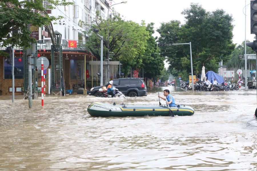 Nguoi dan dung thuyen hoi de di chuyen qua khu vuc ngap sau tai khu do thi Nam An Khanh ngay 8.10. Anh: Tran Vuong