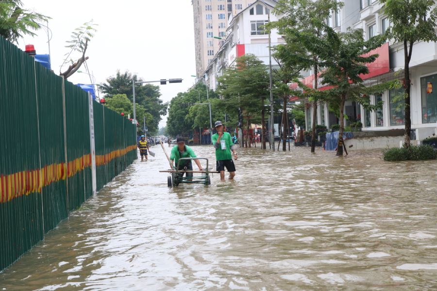 Loi vao mot chung cu va khu biet thu tai khu vuc hai ben duong Hoang Tung bi ngap sau, cac phuong tien gan nhu khong the di chuyen. Anh: Tran Vuong