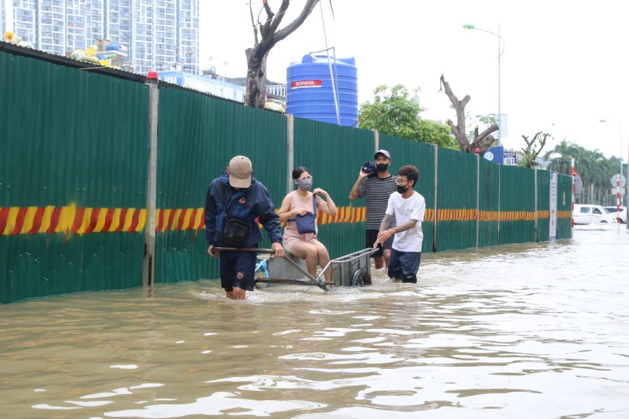 Nguoi dan su dung dich vu xe keo de vao chung cu. Anh: Tran Vuong