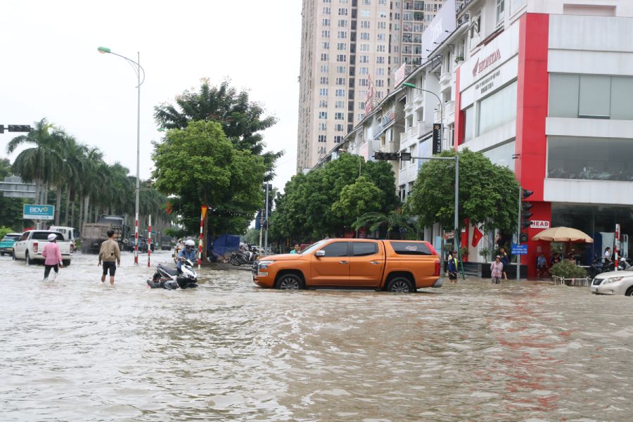 Nuoc ngap sau o khu do thi Nam An Khanh trua 8.10. Anh: Tran Vuong