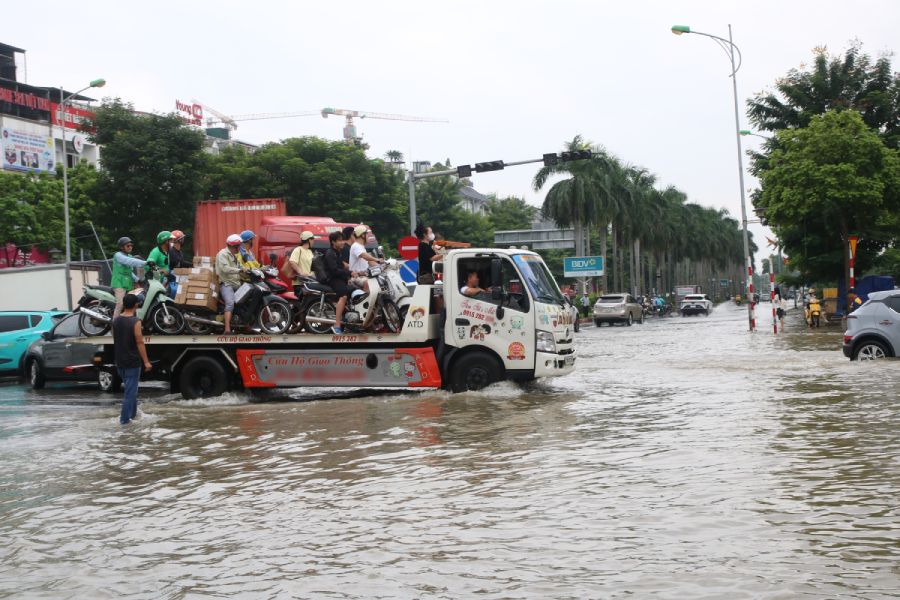 Nhung chiec cuu ho giao thong cho nguoi va phuong tien vuot qua khu vuc ngap sau tai khu do thi Nam An Khanh. Anh: Tran Vuong