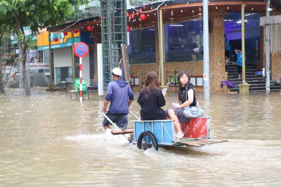 Xe keo cho nguoi dan vuot qua khu vuc ngap sau. Anh: Tran Vuong