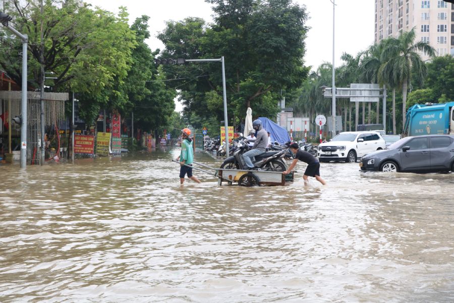 Xe ba gac keo cho ca nguoi va xe may qua cac diem ngap tai khu do thi Nam An Khanh. Anh: Tran Vuong