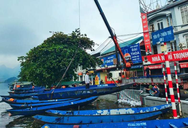 Equipo de canoa y barco turistico de Chua Huong ayuda a las zonas inundadas