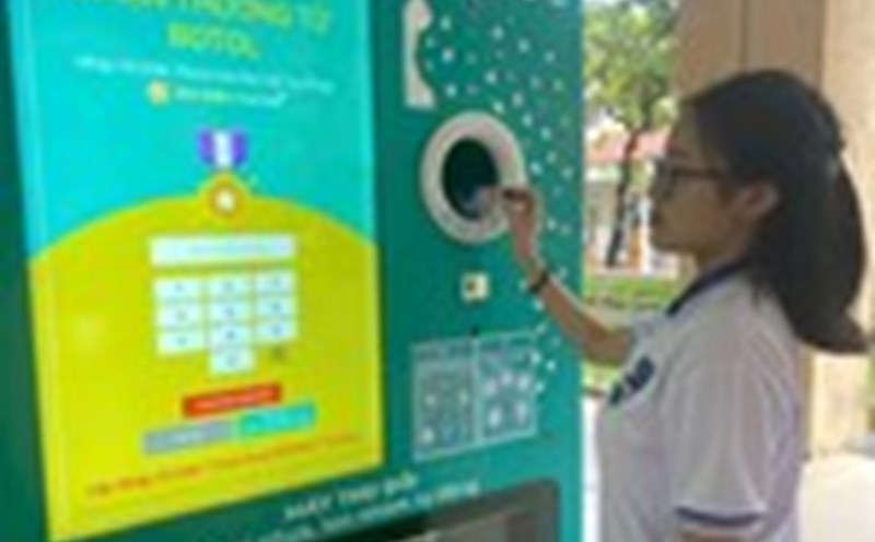 Spreading the smart plastic waste treatment model among young people. Photo: Ngo Hien